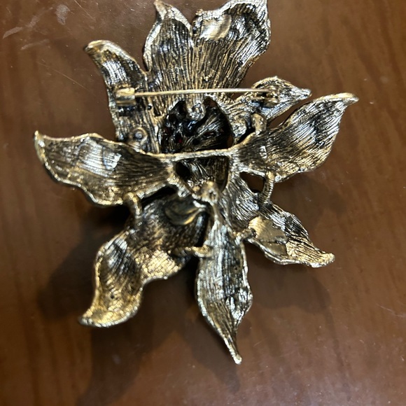 Elegant Red and Silver Floral Brooch! - Picture 8 of 11